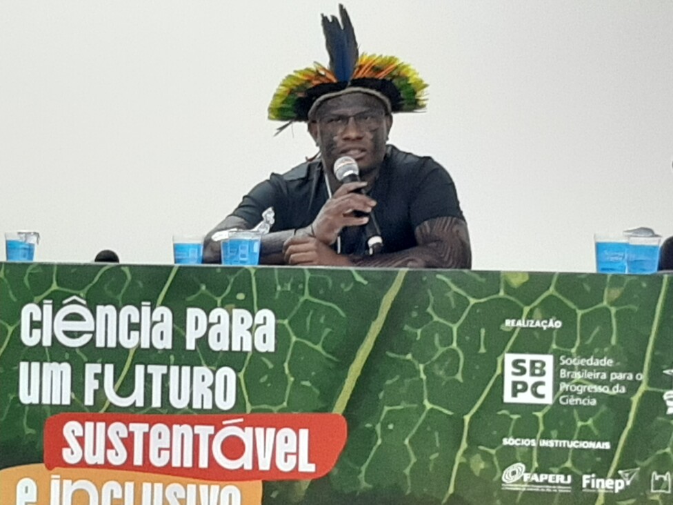 Josiel Juruna, speaking at a July meeting of the Brazilian Society for the Advancement of Science, in the city of Belém, in the Brazilian Amazon. Credit: Mario Osava / IPS