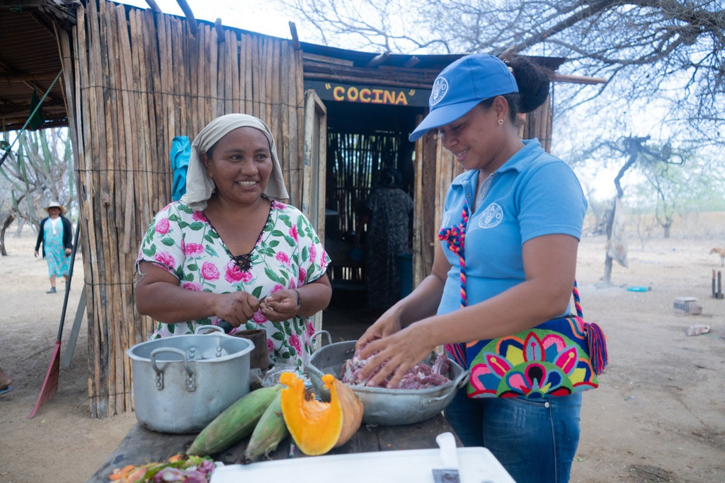 An UN cooking technician works with a Wayúu community in La Guajira, Colombia, demonstrating how to prepare new recipes with the new ingredients they are now able to grow.