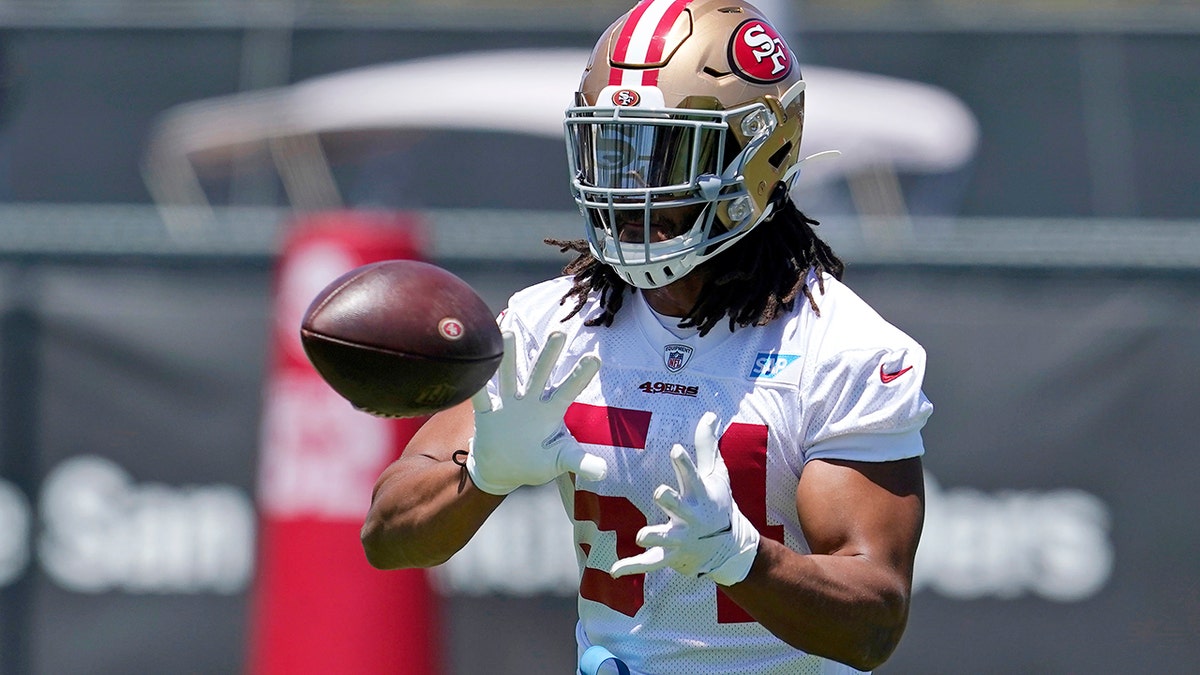 Fred Warner at a 49ers practice