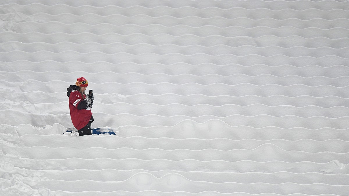 A 49ers fan shovels