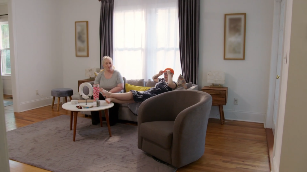 Mama June Shannon sits with Anna Cardwell.