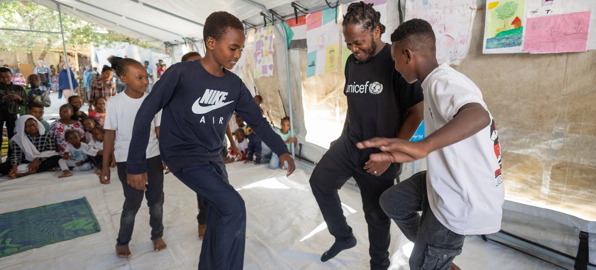 Ishmael Beah visits children at a UNICEF-supported child-friendly space in Port Sudan.