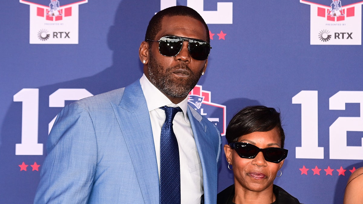 Randy Moss poses with wife