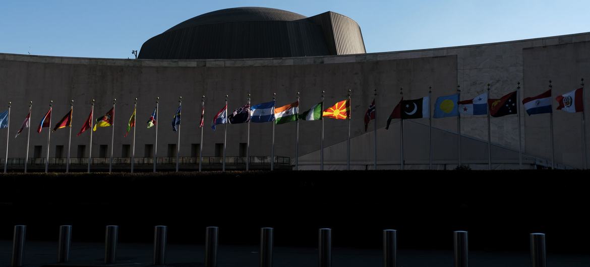 On weekends, only the UN flag is raised, but during UN General Assembly high-level week held in September each year, the flags of the UN and the world remain flying around the clock.