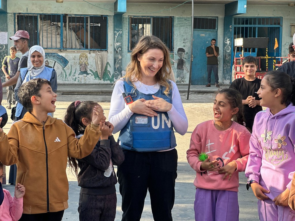 UNRWA worker Louise Wateridge participating in psychosocial activities with children at a school in Gaza City (Nov 2024)