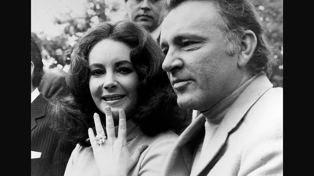 Elizabeth Taylor showing off her diamond ring