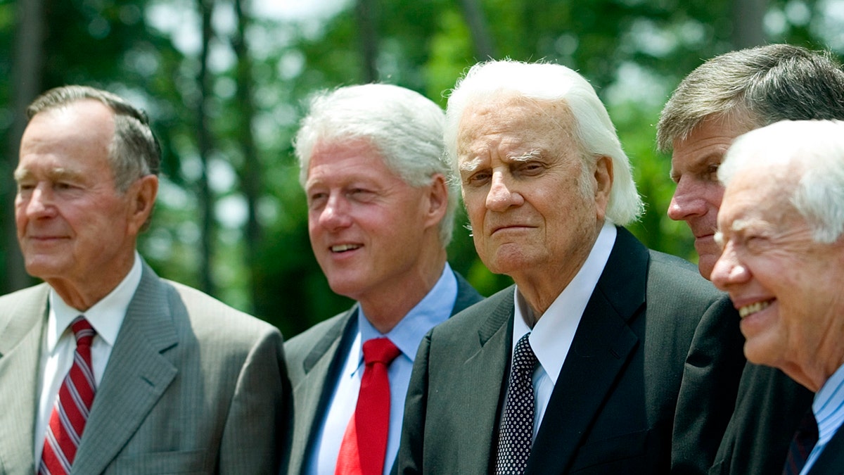 Former U.S. presidents, George H.W. Bush (L), Bill Clinton (2nd L) and Jimmy Carter (R), pose with evangelist Billy Graham and Franklin Graham (2nd R) before the Billy Graham Library Dedication on the campus of the Billy Graham Evangelistic Association in Charlotte, North Carolina May 31, 2007 . REUTERS/Chris Keane (UNITED STATES) - GM1DVJPRZLAA