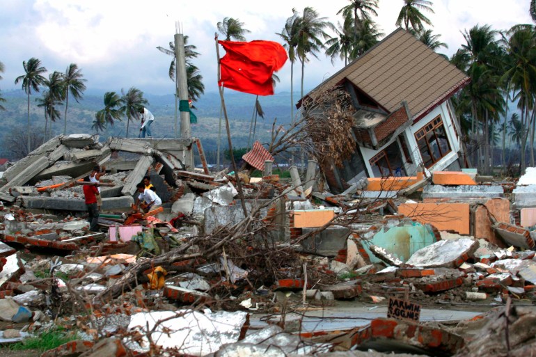 Achenese men walk amid the debris of their devastated houses following the 2004 tsunami at a housing complex in Kajhu on the outskirts of Banda Aceh, in this April 3, 2005 file photo. A massive undersea earthquake is long overdue beneath the Mentawai islands in Ind... [File: Steve Crisp/Reuters]</figcaption></figure>
<h2 id=