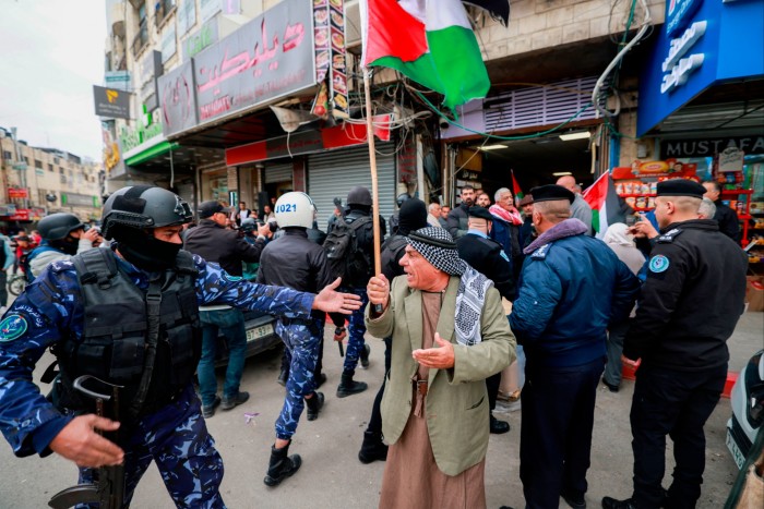 Palestinian police disperse demonstrators