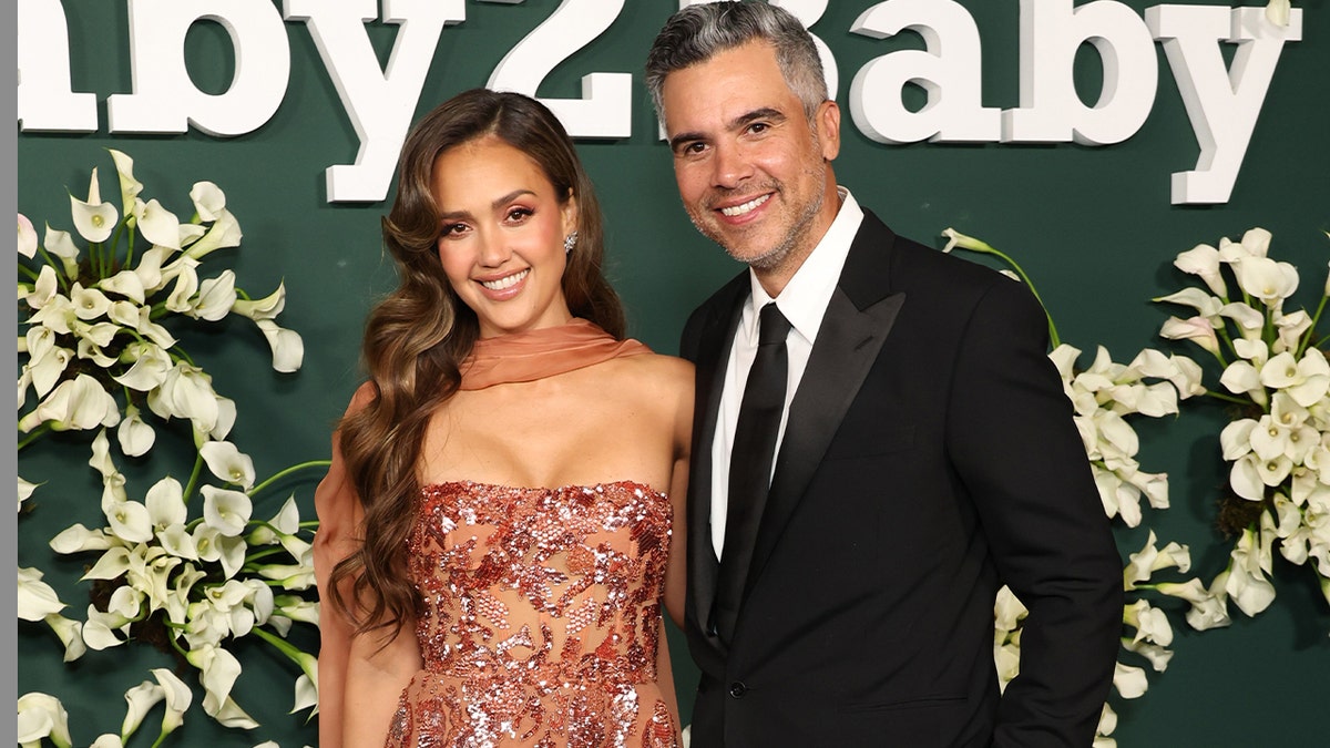 Jessica Alba, Cash Warren smiling