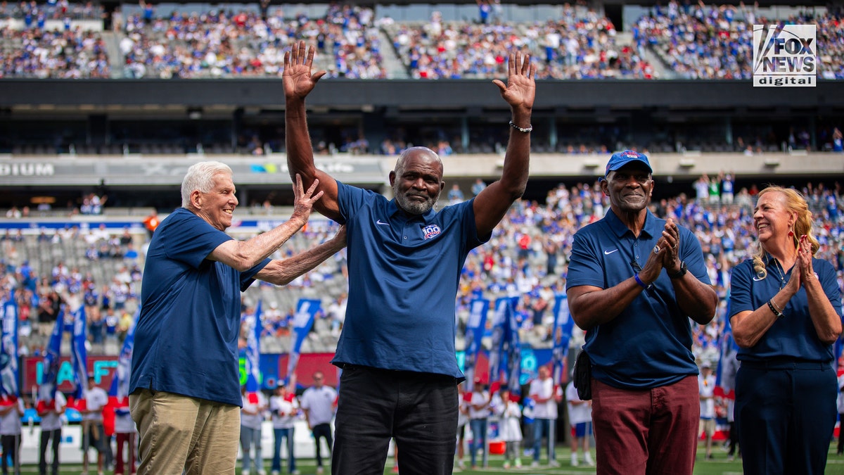 Lawrence Taylor plays to the crowd