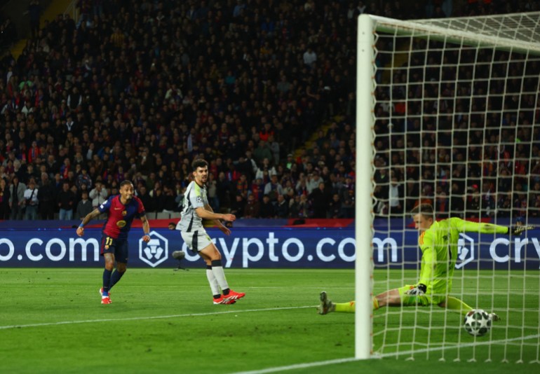 Soccer Football - Champions League - Round of 16 - Second Leg - FC Barcelona v Benfica - Estadi Olimpic Lluis Companys, Barcelona, Spain - March 11, 2025 FC Barcelona's Raphinha scores their third goal REUTERS/Albert Gea