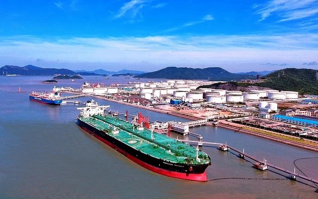 An oil tanker docks at the Waidiao terminal in Zhejiang province, eastern China. The Asian giant is the primary destination for Venezuelan oil, and this flow may increase as Venezuela loses its U.S. market due to new sanctions imposed by President Donald Trump. Credit: Zhejiang Municipal Government