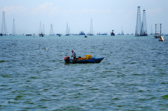 Until the beginning of this century, Venezuela was a major oil producer and exporter, thanks to the vast reserves in the Maracaibo Lake basin in the west. Although underground reserves remain enormous, production has declined, and the country has lost its leading role in the global hydrocarbon market. Credit: Mdnava / Fe y Alegría